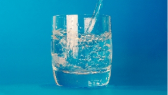Já bebeu água hoje?  Então está a ajudar os seus rins!
