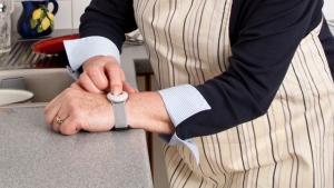 Conheça a Teleassistência - o botão de emergência que combate o isolamento e promove a segurança dos idosos